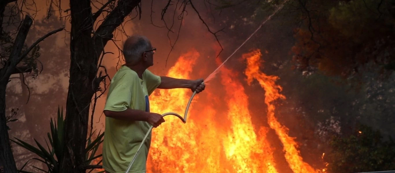 Συγκινεί 92χρονη γυναίκα στη Βαρυμπόμπη - Δεν φεύγει από το καμένο σπίτι της